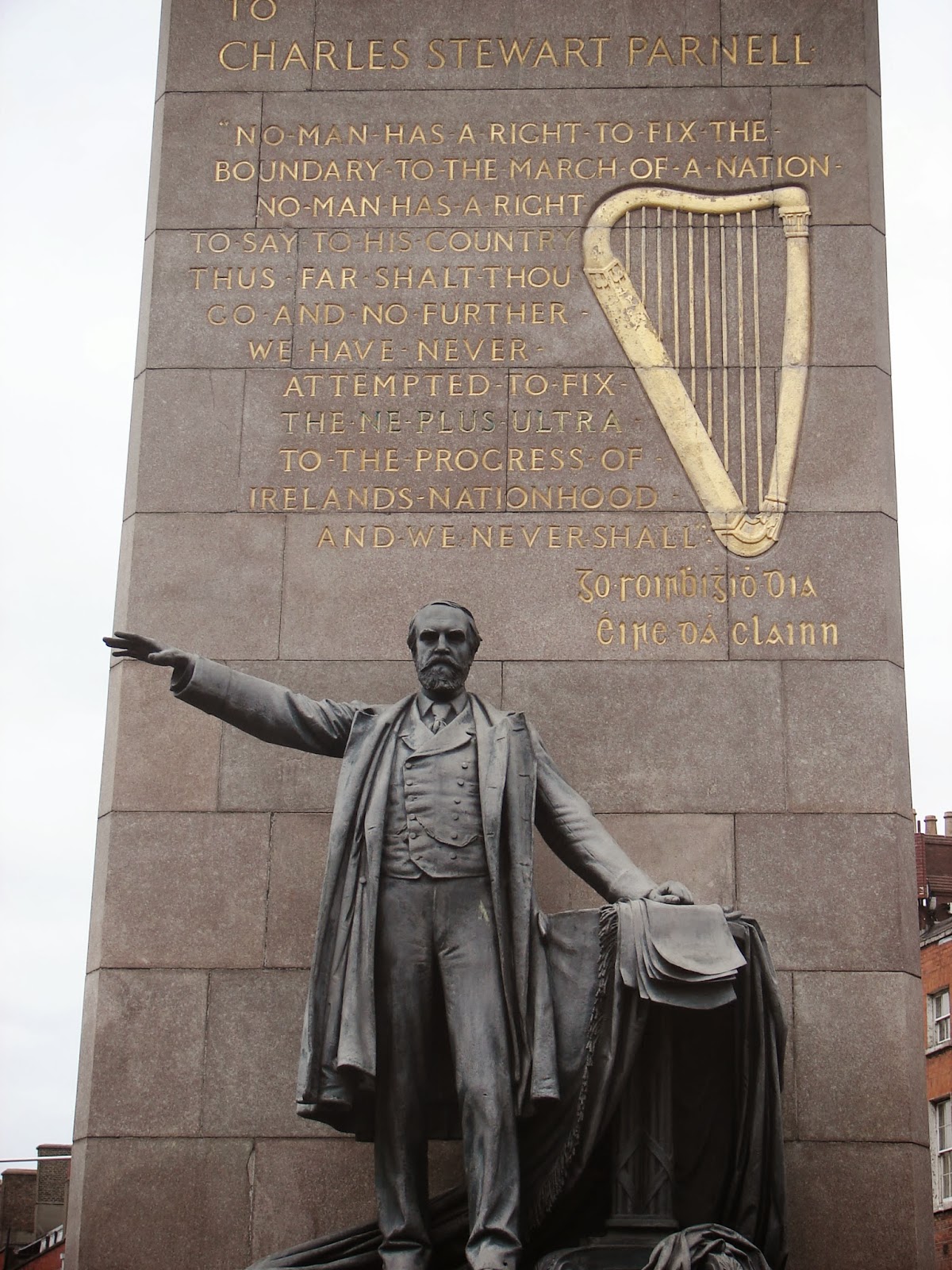 Monumento a Parnell na Ó Connell St. coas frases citadas (XMLS) 