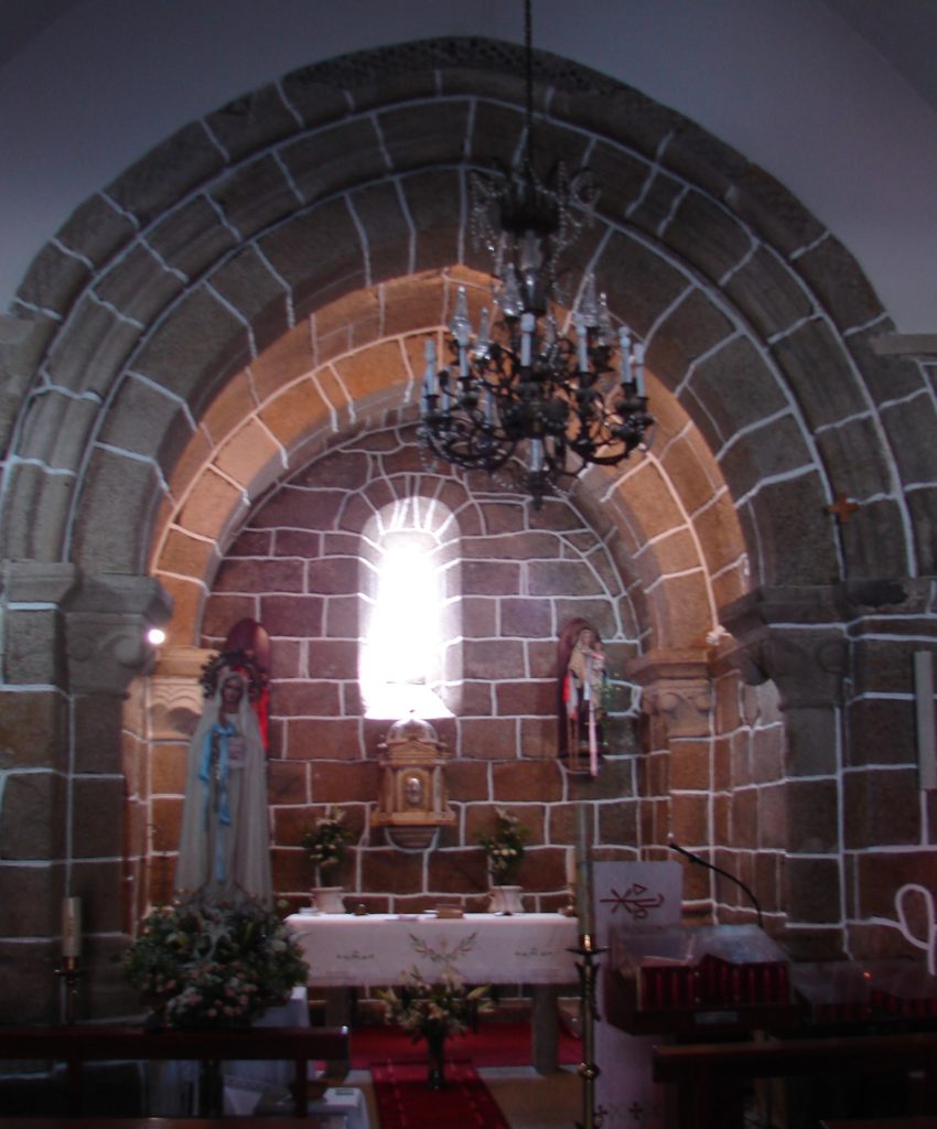Arco triunfal da ábsida da igrexa da igrexa de  Baíñas (séc. XIII) [foto XMLS] 