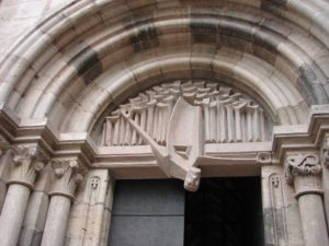 Orixinal relevo contemporáneo nun tímpano románico de igrexa de San Sebaldo [XMLS]