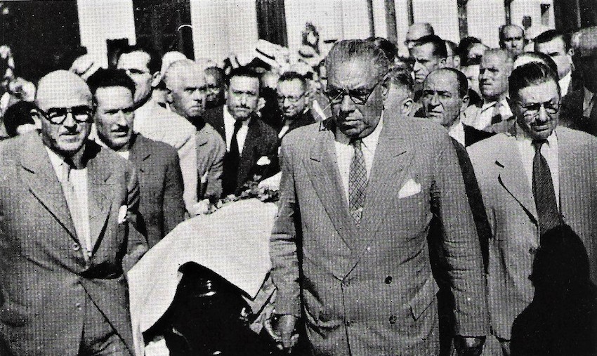 Dirixentes da colectividade galega portaron o cadaleito de Castelao, entre eles Perfecto López, na parte traseira coa gravata negra, xaneiro de 1950