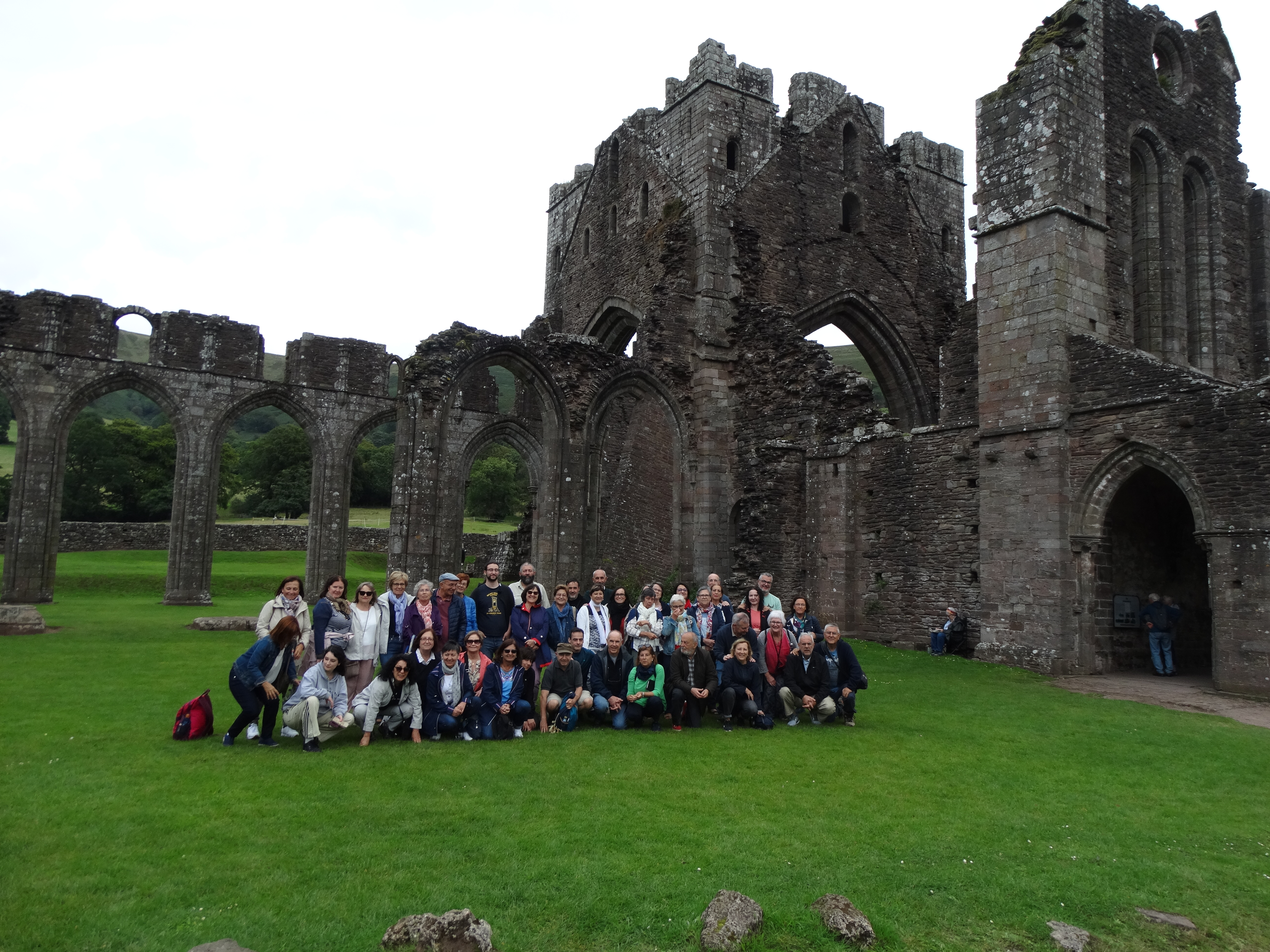 3. Os viaxeiros nas ruinas do priorado de Llanthony (Foto XMLS)