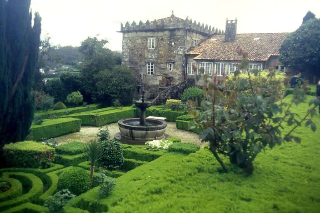 Fachada oeste das Torres de Romelle, cos seus xardíns (foto X.Mª Lema)