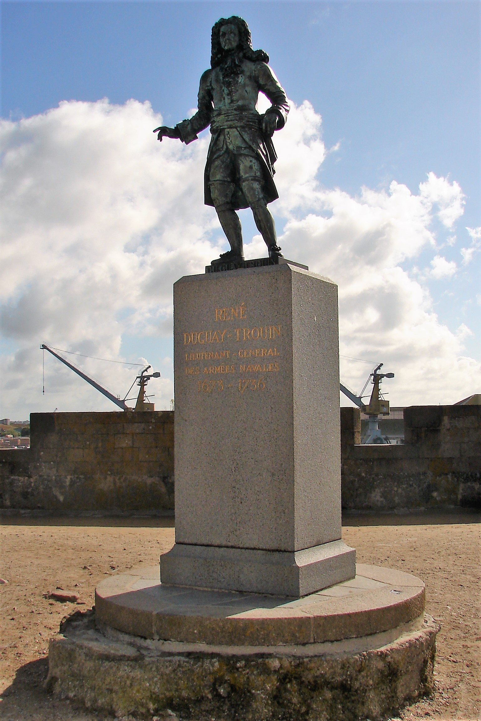 1. Monumento ó corsario René de Duguay-Trouin, nas murallas de Saint-Malo (foto X.Mª Lema)
